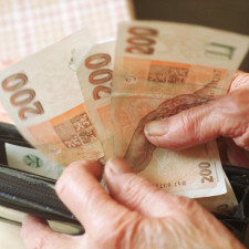 Důchody se zvedají, ale kdo to zaplatí?