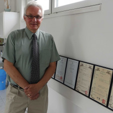 Ředitel firmy Jan Procházka říká, že na fasádu dávají deset let a dosahuje účinnosti až devadesát osm procent