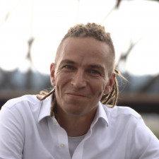 Ivan Bartoš sklízí kritiku za pirátský neúspěch ve volbách, přesto statečně bojuje o co nejlepší pozici v rámci povolebního vyjednávání