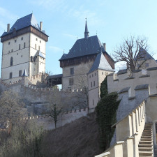 Historka o prodeji Karlštejna zlidověla a existuje v několika obměnách. Není však prokázáno, zda se prodej skutečně uskutečnil a která z verzí je pravdivá