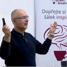 Ing. Kůs je celebrita mezi odborníky na nanotechnologie. Jinak předseda asociace nanotechnologického průmyslu.