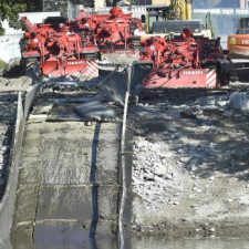 Tanky vytáhly po 9 hodinách zbouranou lávku v Nymburce z Labe