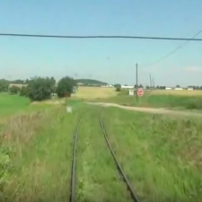 Krásně viditelný pohled jako z vlaku. Představte si, že sedíte v autě a přijíždíte zleva. Přes stromy a obecně ze zatáčky je skoro nemožno vlak spatřit.