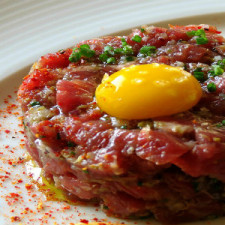 Tasemnice se do našeho těla dostane z nedostatečně tepelně upraveného masa