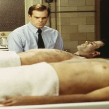 Každý den s mrtvolou na stole...