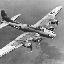 Letounům B-17 se za druhé světové války přezdívalo "létající pevnosti". Přesto se ten, v němž seděl Alan Magee, stal pro ostatní členy posádky osudným