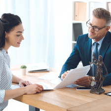 Mladá žena získala právní rady velmi kontroverzním způsobem