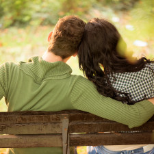 Yuri má za manželku nafukovací pannu, vůbec se za to ale nestydí a bere ji všude s sebou