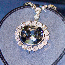 Byl zasazen do náhrdelníku s řádem zlatého rouna, který tvořil součást francouzských korunovačních klenotů