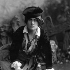 Pro spojení domácího odboje s odbojem zahraničním působili tajní kurýři. Jedním z nich byla slavná operní pěvkyně Ema Destinnová