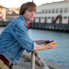 Walkman, tehdy novinka, si "zahrál" i ve filmu Test Chrise Masona Johnsona, který se věnoval problematice HIV