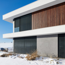 Venkovní žaluzie pomáhají s udržením klimatu v místnosti nejen v létě, ale i v zimě