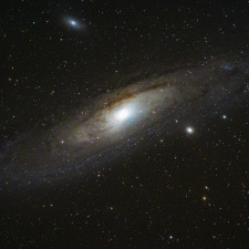 Při kolizi supermasivních černých děr dochází zároveň ke srážce galaxií