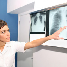 Při plicní hypertenzi dochází ke zvýšené námaze pravé komory srdeční, která se postupně zvětšuje