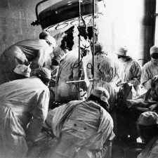 Podmínky pro první a současné transplantace orgánů a operace vůbec není možné ani vzdáleně srovnávat