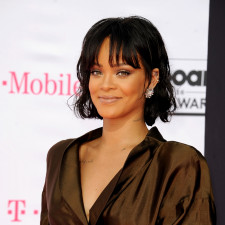 Tehdejší přítel zpěvačky Rihanny byl obviněn z domácího násilí také