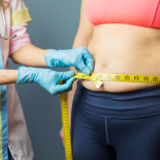 Po zhubnutí většího množství kilogramů se můžete potýkat s povolenou kůží na těle