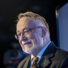 Prezidentský kandidát Bašta v prosinci 1976 podepsal Chartu 77 a aktivně se podílel na práci v disentu