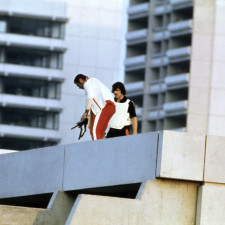 Jeden z ikonických omylů v rámci zachranné akce. Vše točí televize, na kterou se dívají teroristé