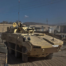 Obrněné vozidlo Rosomak je dodáváno bojující Ukrajině