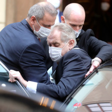 Bez telefonu, v bezpečné izolaci od vnějšího světa. Tak žije prezident Česka Miloš Zeman