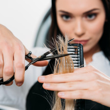 Kathi si přestala barvit šediny a vypadá skvěle (ilustrační foto)