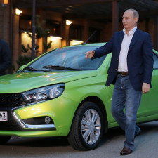 Ladu Vesta obdivoval i Vladimir Putin. Zřejmě ale nedostal tak žebráckou výbavu, jako Rus na videu