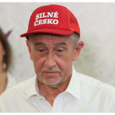Expremiér Andrej Babiš si osvojil Trumpovy triky na manipulaci s davem. Začalo to kšiltovkou a pokračuje to podněcováním k občanským nepokojům