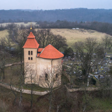 Hradišti Budeč dominuje kostel sv. Petra a Pavla