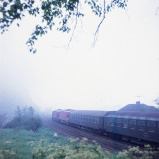 Na začátku 80. let takto vypadaly mezinárodní expresy, jedoucí směrem do NDR. Snímek je pořízen v údolí Labe u Lovosic