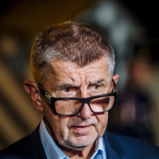 Andrej Babiš obdržel v roce 2019 spolu s Tomio Okamurou, Věrou Adámkovou a „dalšími hvězdami politického nebe“ zlatý bludný balvan v kategorii družstev za „blábolení a šíření pitomostí v oblasti zdravotnictví a vědy“
