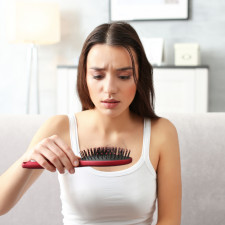 Za řídnutí vlasů může v některých případech pouze stres