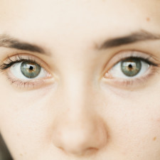 Suchost očí může způsobit mimo jiné nízká vlhkost okolního vzduchu