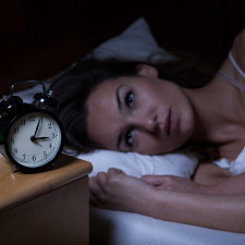 Pokud nemá spánek dostatečnou délku a hloubku, zvyšuje se aktivita sympatického systému, zrychluje srdeční frekvence, stoupá krevní tlak, vyplavuje se adrenalin