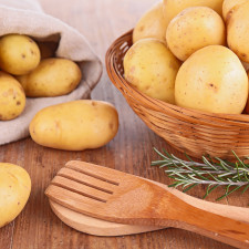 Brambory bychom měli skladovat na chladném a tmavém místě a nejlépe v papírovém nebo látkovém sáčku