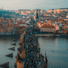 Turisté na Karlově mostě. Uvidíme ještě něco takového a pokud ano, tak kdy?