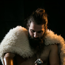 Ivar Bezkostý byl pravděpodobně od dětství neschopen pohybu jako ostatní. To mu ale nebránilo stát se výborným válečníkem