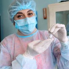 Vakcína se podává ve dvou dávkách a zatím není jasné, na jak dlouho poskytuje ochranu