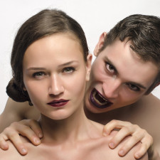 Stát se upírem je pro některé lidi sen, naštěstí jen málo z nich se ale rozhodne změnit je ve skutečnost