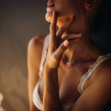 Muži Anetě platí, aby si jich všímala