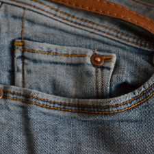 Malá kapsička na přední straně džínových kalhot kdysi sloužila k odkládání hodinek