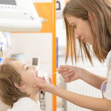 Streptokoková infekce skupiny A se může projevovat mimo jiné také malými tečkami na patře v ústní dutině