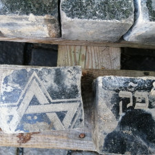 Jen na desítkách jsou dohledatelné nápisy a symboly