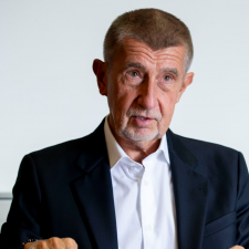 Andrej Babiš i Tomio Okamura vytáhli do boje proti České televizi. Každý s ní má ale jiné plány