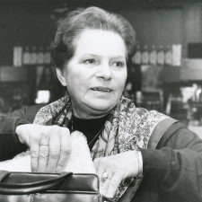 Jiřina Švorcová byla velmi věrná tehdejšímu režimu, a tak komunističtí představitelé nedali jinak, než že hlavní roli v seriálu Žena za pultem dostane právě ona