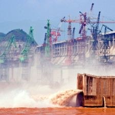 Po monzunových deštích v roce 2020 dosáhla produkce elektřiny 112 TWh, čímž překonala světový rekord cca 103 TWh z roku 2016, který držela přehrada Itaipú