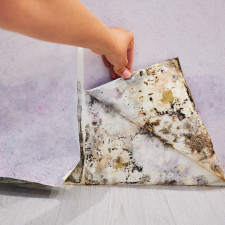 Jedním z příznaků vzniku plísně je i "bublající" tapeta