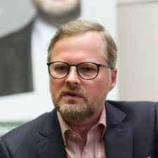 Premiér Petr Fiala vyhrál s prezidentem Zemanem spor o jmenný seznam ministrů, voliče však stále trápí kontroverzní pověst jeho kolegy Pavla Blažka z ODS