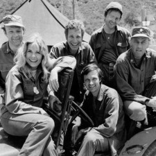 Herci ze seriálu MASH se ani v dalším životě neztratili. Mnozí už ale bohužel nejsou mezi námi