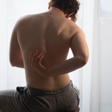 Od bolesti zad si lze ulevit pravidelným protahováním